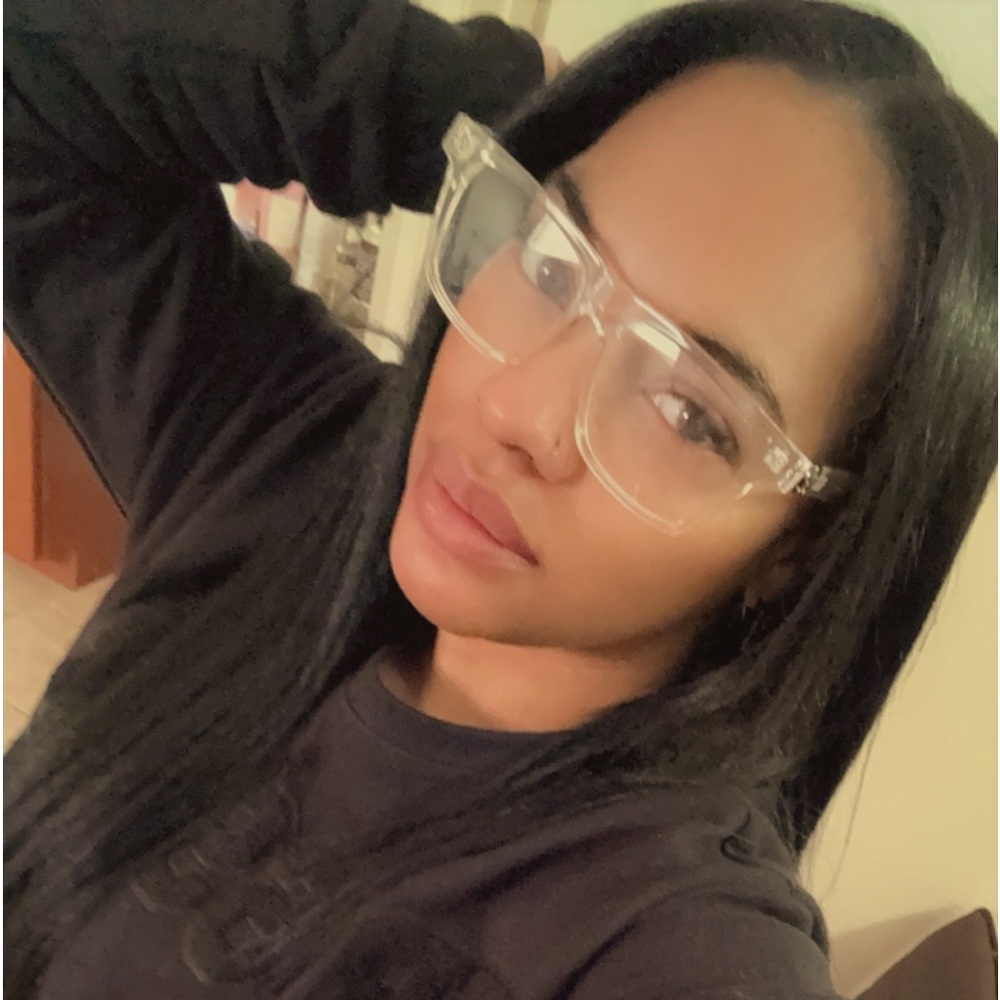 Meet your Posher, Sanitria